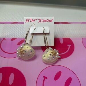 COPY - Betsey Johnson White Iridescent Seashell Earrings pearls nwt